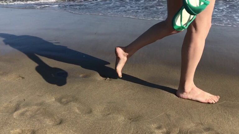 Beneficios Y Riesgos De Andar Descalzo Por La Playa
